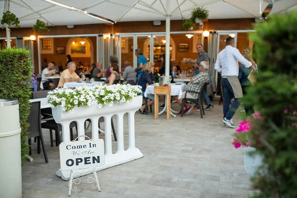 Campsite Dante Mobile Homes In Camping Classe Village Lido di Dante